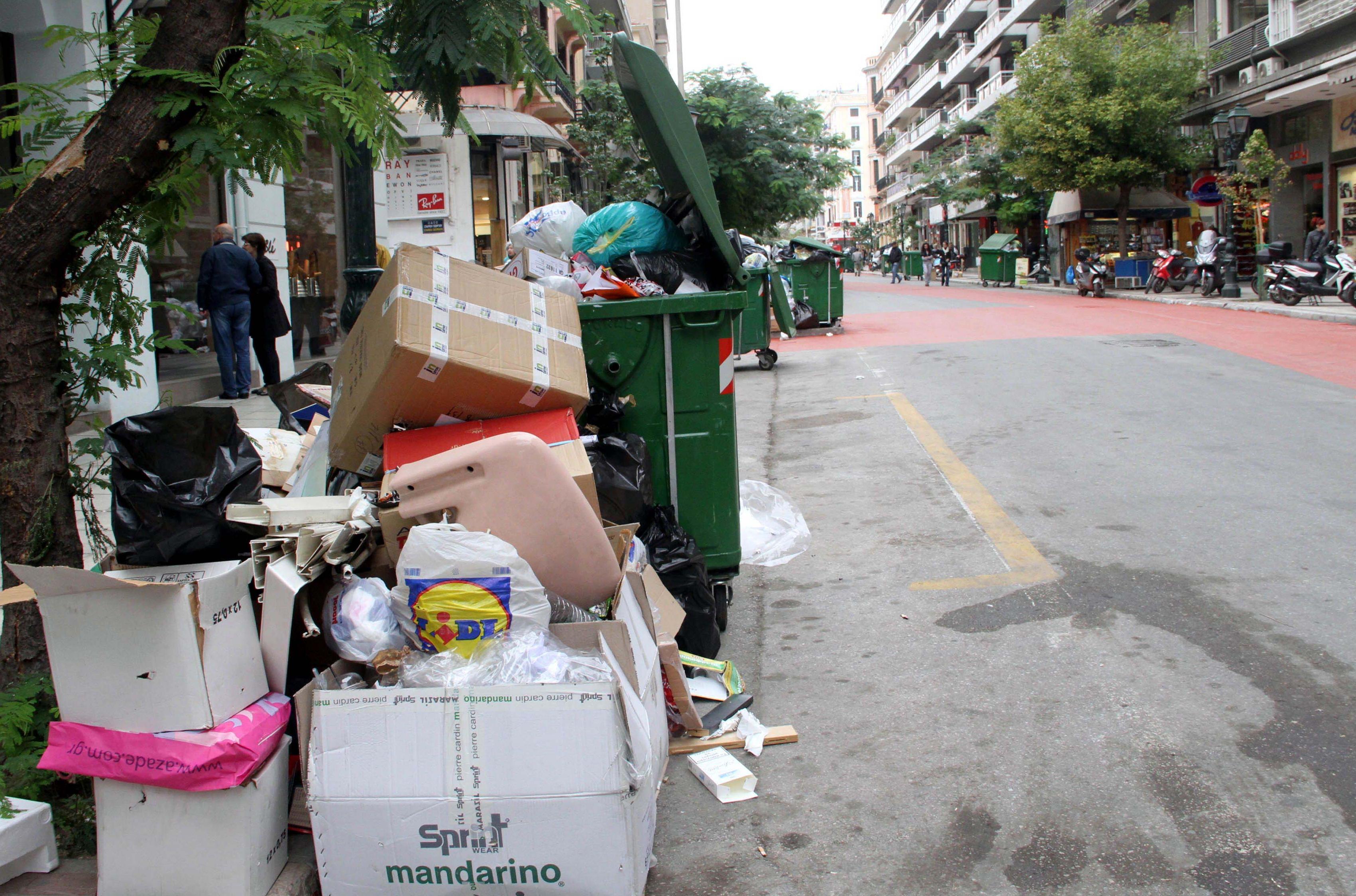 Μαζεύουν τα σκουπίδια για να περάσει η παρέλαση!