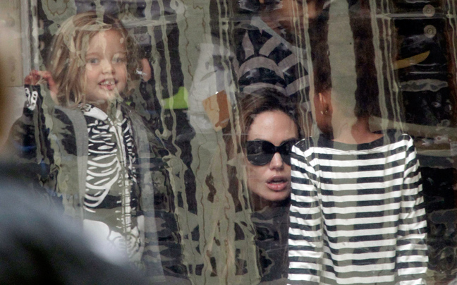 Η Angelina Jolie στο παγοδρόμιο