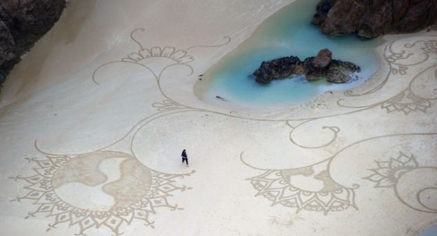 Ζωγραφίζοντας στην άμμο