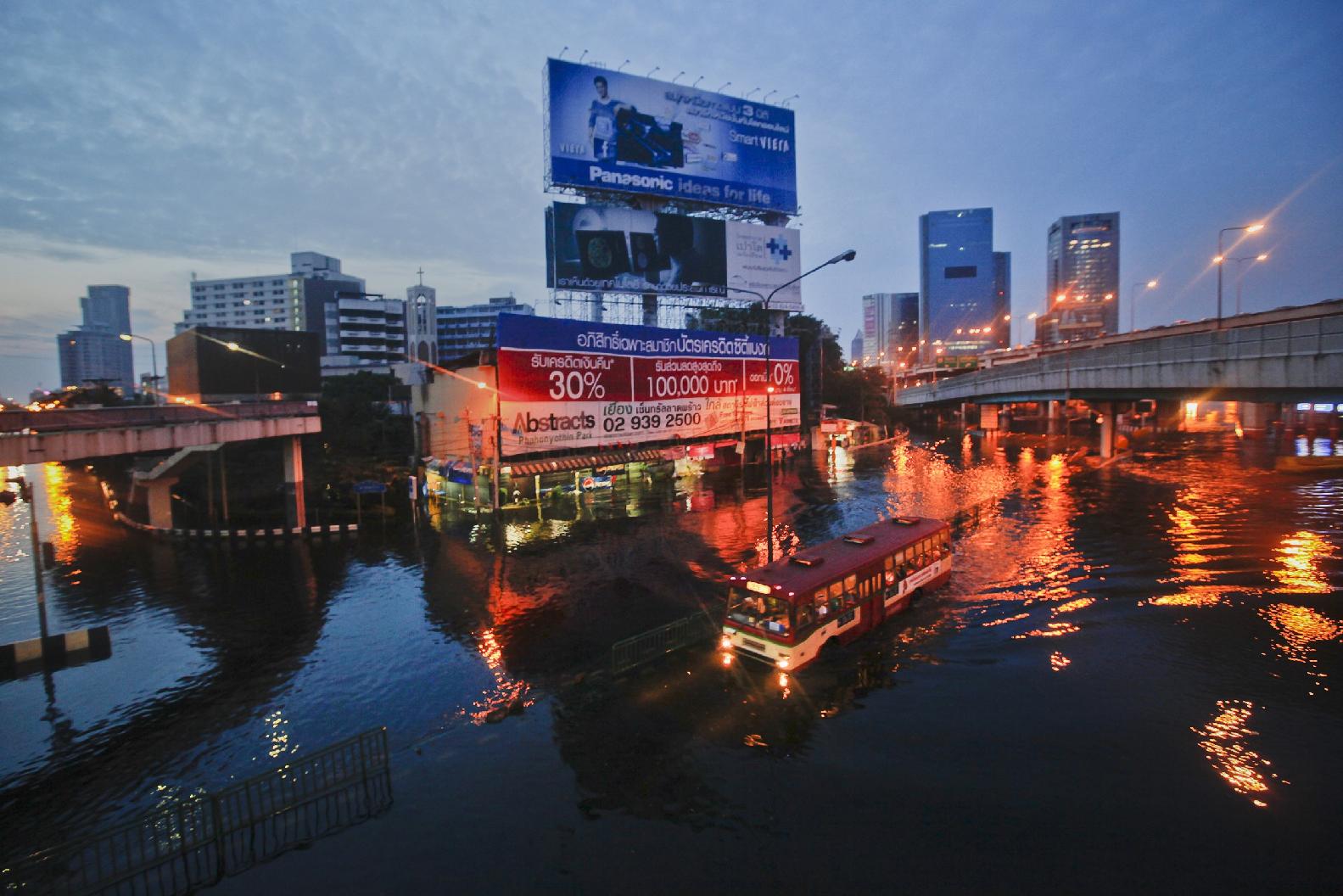 Σε υδάτινο κλοιό δύο βιομηχανίες στην Μπανγκόκ