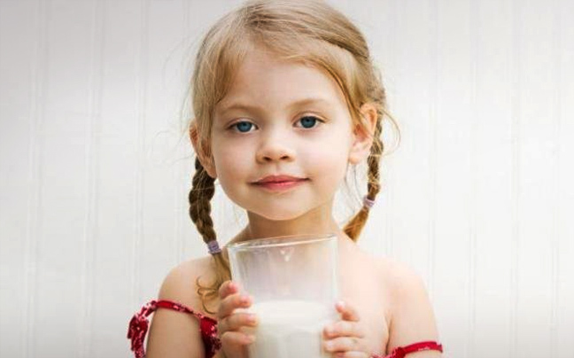 Ενισχύεται το πρόγραμμα «Κανένα παιδί χωρίς γάλα» στα Τρικαλα