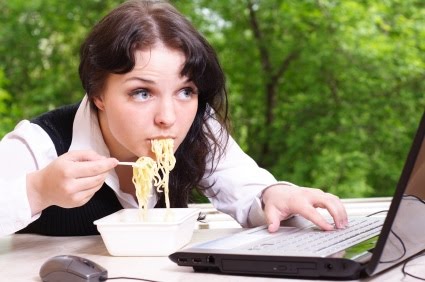 Παχαίνουμε όταν τρώμε μπροστά στον υπολογιστή