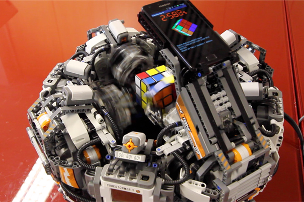 Lego και smartphone λύνουν το κύβο του Ρούμπικ σε δευτερόλεπτα