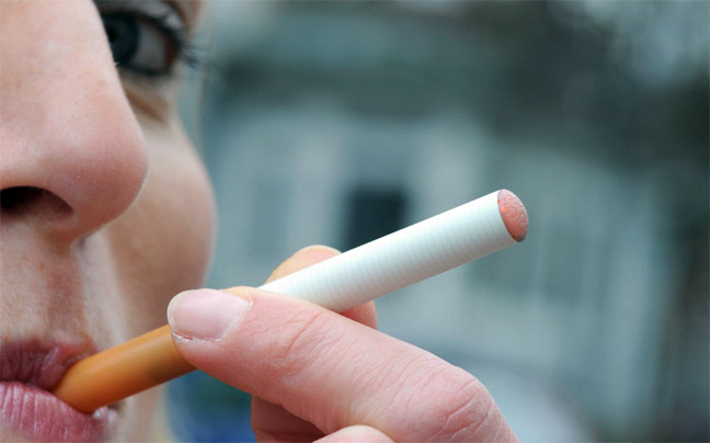 Αυστηρότερους περιορισμούς στο ηλεκτρονικό τσιγάρο εξετάζει η ΕΕ