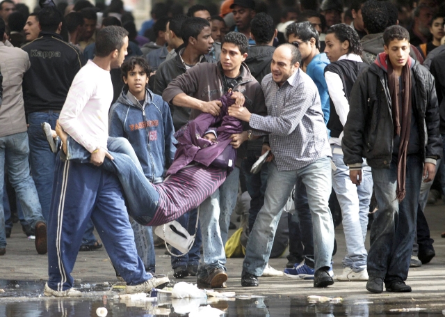 Συνεχίζονται οι συγκρούσεις στο Κάιρο