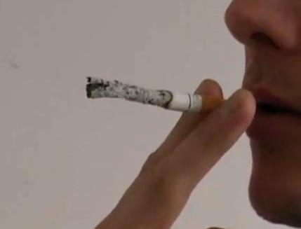 Πώς να «ακινητοποιήσετε» τη στάχτη του τσιγάρου