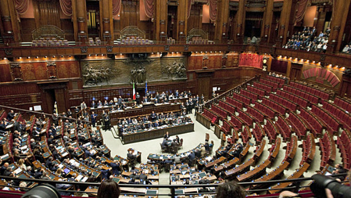 Η ιταλική Βουλή στηρίζει τους Έλληνες
