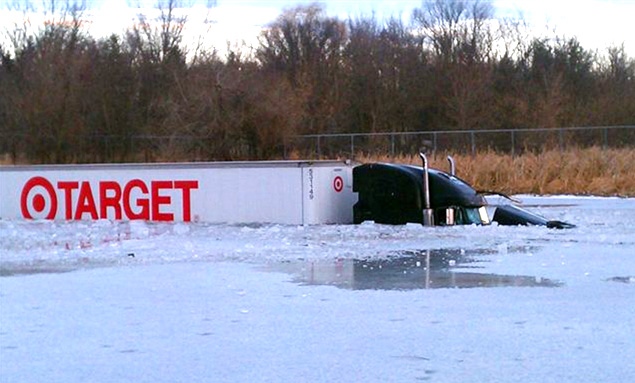 Φορτηγό κατέληξε σε παγωμένη λίμνη