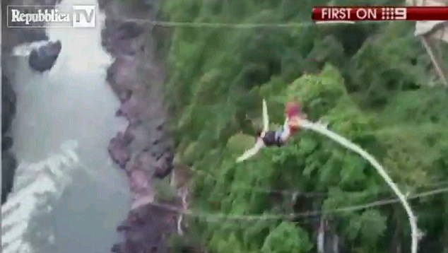 Έπεσε σε ποτάμι με κροκόδειλους όταν κόπηκε το σχοινί του bungee jumping