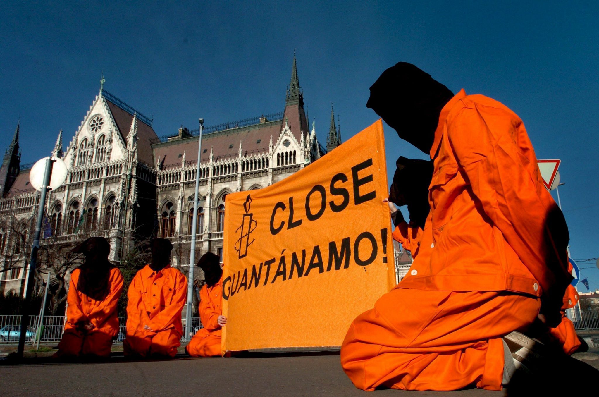 Η Διεθνής Αμνηστία καλεί τον Μπάιντεν να κλείσει το Γκουαντάναμο