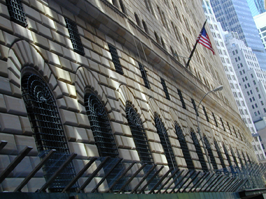 Χωρίς «δίχτυ προστασίας» οι ΗΠΑ, δηλώνει αξιωματούχος της Ομοσπονδιακής Τράπεζας