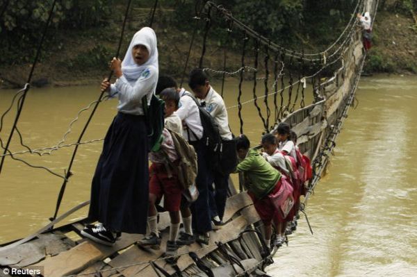Διασχίζουν κατεστραμμένη γέφυρα για να πάνε σχολείο!