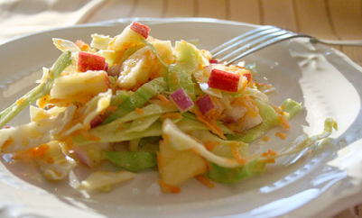 Σαλάτα με μήλο και λάχανο