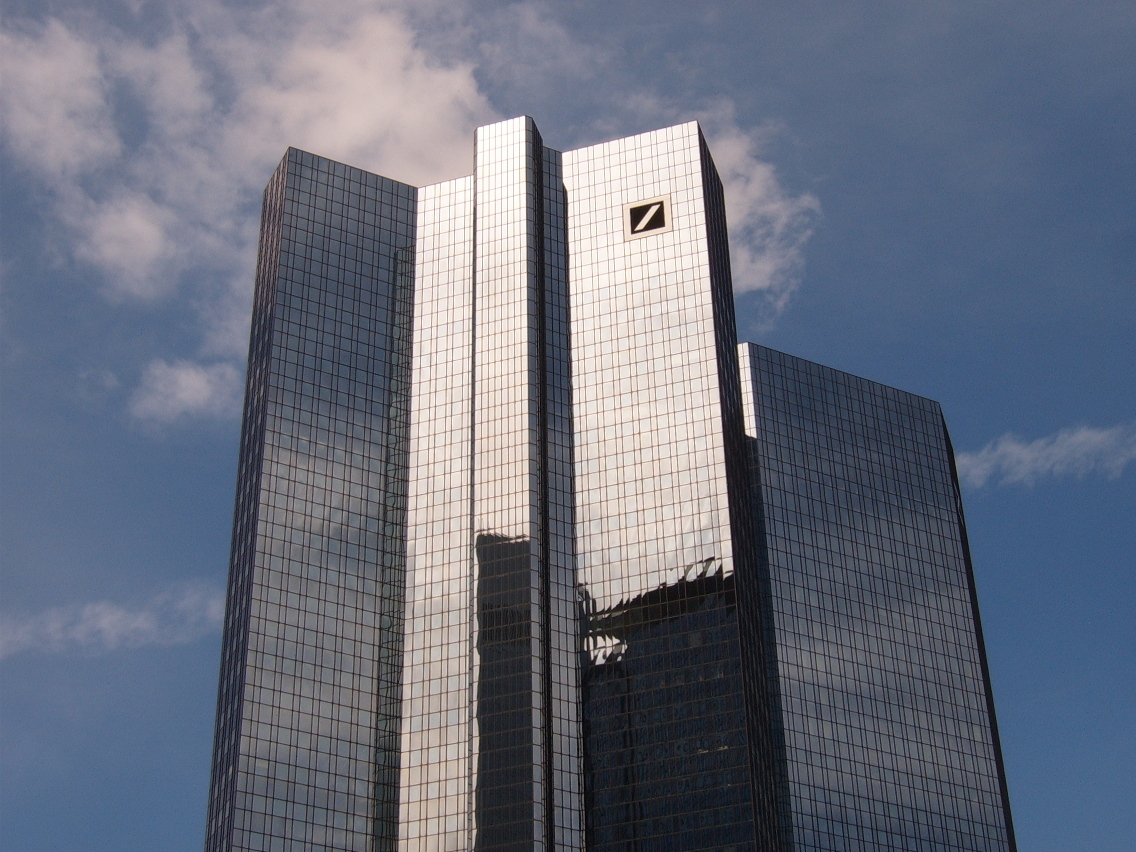 Γιατί η Deutsche Bank τρομάζει τους επενδυτές και τη Γερμανία