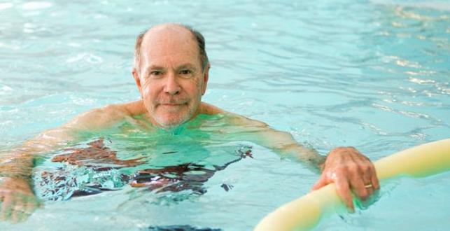 Ωφέλιμο για τους ηλικιωμένους το κολύμπι στην πισίνα