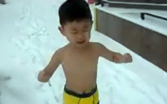 Έβαλαν το παιδί τους να τρέχει γυμνό στα χιόνια!