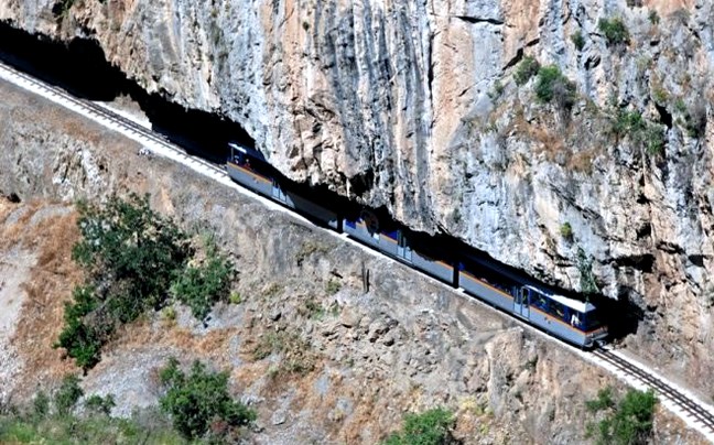 Απόλυτη εγκατάλειψη στο σιδηροδρομικό δίκτυο Πελοποννήσου