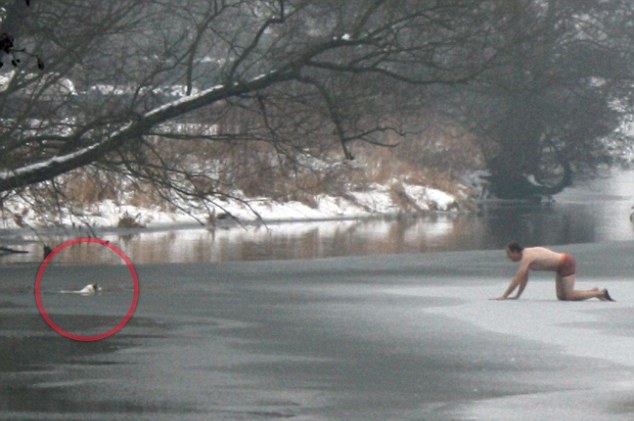 Ημίγυμνος στον πάγο για να σώσει το σκύλο του