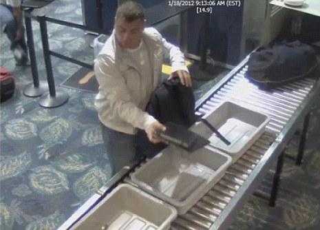 Απίστευτη κλοπή κατέγραψε κάμερα αεροδρομίου