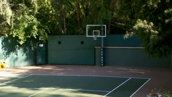 http://www.newsbeast.gr/files/1/2012/02/15/i-have-a-basketball-court-so-people-come-and-play-basketball.jpg.png