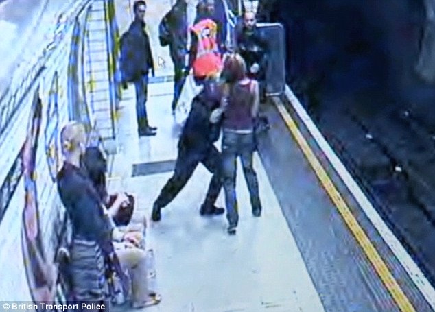 Επιτέθηκε σε γυναίκα και την έσπρωξε στις ράγες του μετρό