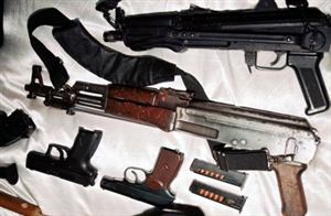 Τρεις συλλήψεις για συμμετοχή σε διεθνές κύκλωμα όπλων