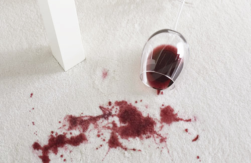 Πώς θα εξαφανίσουμε τους λεκέδες από κρασί