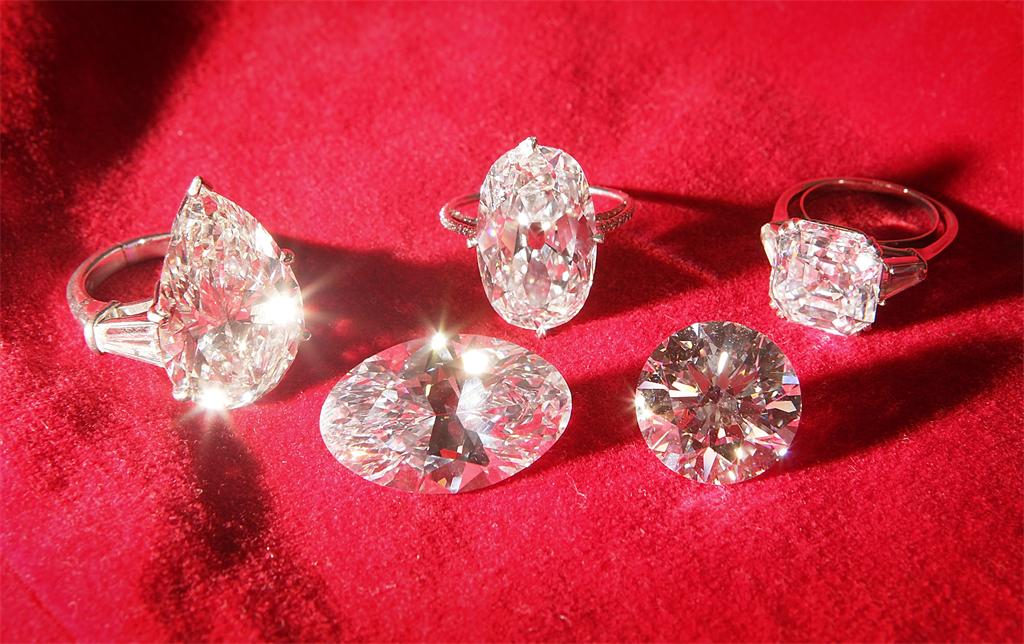 Έκλεψαν δεκάδες άκοπα διαμάντια και κοσμήματα από το σπίτι 60χρονης