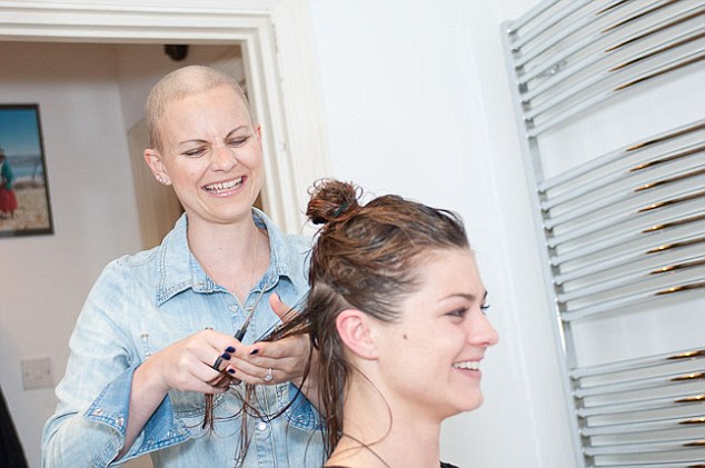 Χάρισε τα μαλλιά της στη φίλη της που πάσχει από καρκίνο