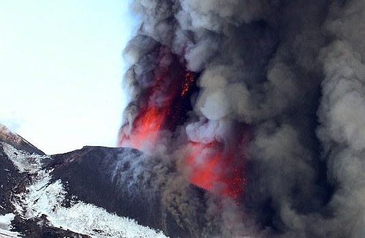 Κάνοντας έλκηθρο στην πλαγιά ενός ενεργού ηφαιστείου