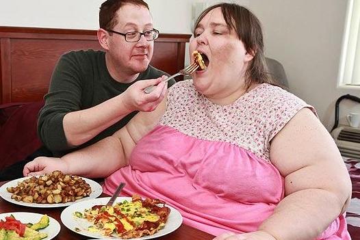 Θέλει να γίνει η πιο παχύσαρκη γυναίκα στον κόσμο
