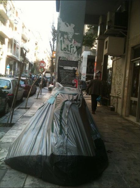Άστεγος κάνει κάμπινγκ στο κέντρο της Αθήνας