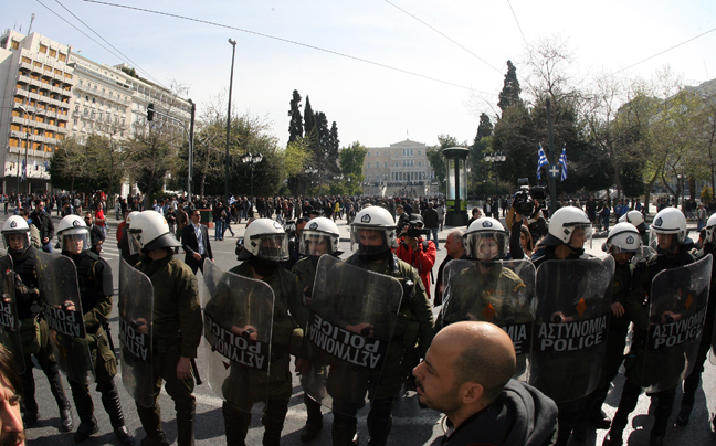 Η Αθήνα με χειροπέδες