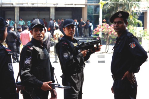 Ένοπλοι κρατούν 20 ομήρους σε εστιατόριο του Μπαγκλαντές