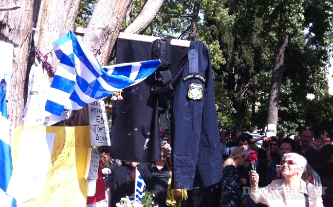 Έγδυσαν αστυνομικό και κρέμασαν τα ρούχα του σε δέντρο