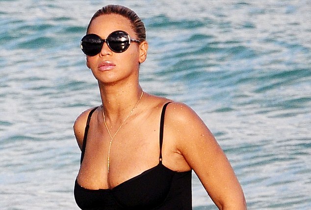 Beyonce αναδεικνύει τις καμπύλες της με ολόσωμο μαγιό