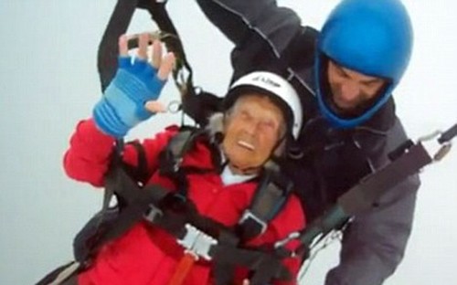 Γιαγιά 104 ετών πετάει με αλεξίπτωτο!