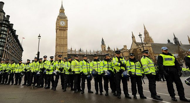 Βγαίνουν στους δρόμους βρετανοί αστυνομικοί