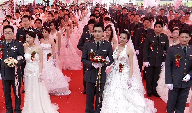 Ομαδικός&#8230; στρατιωτικός γάμος στην Ταιβάν
