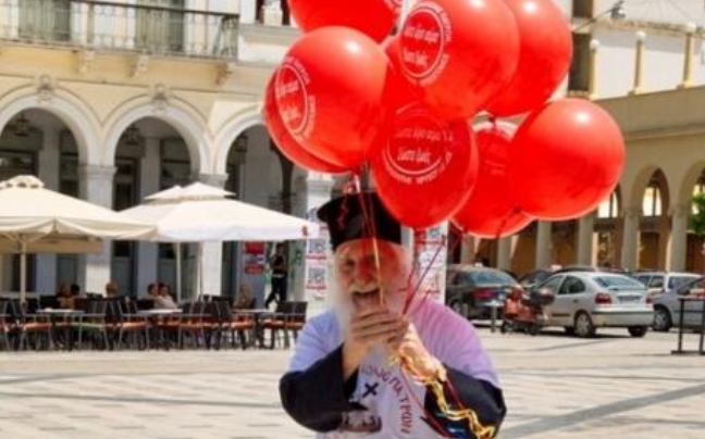 Θραύση κάνει ο ιερέας με τα μπαλόνια