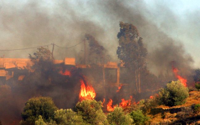 Απειλεί κατοικημένες περιοχές η φωτιά στην Αχαΐα