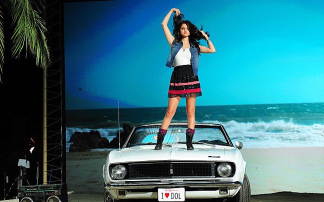 Η Selena Gomez χορεύει σε καπό αυτοκινήτου