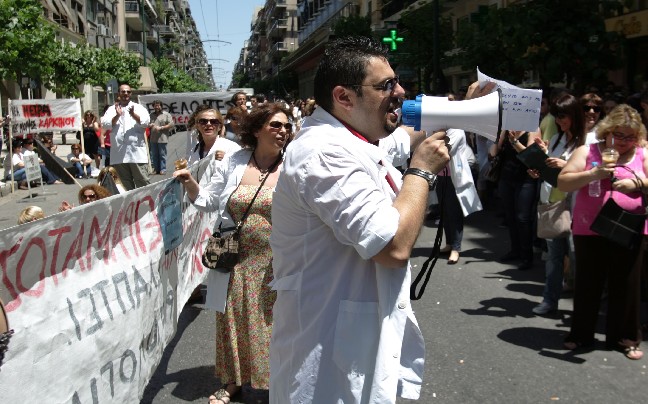Παράσταση διαμαρτυρίας νοσοκομειακών γιατρών στη Θεσσαλονίκη