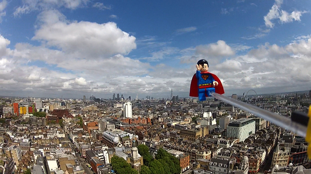 O Lego Superman είδε το Λονδίνο από ψηλά