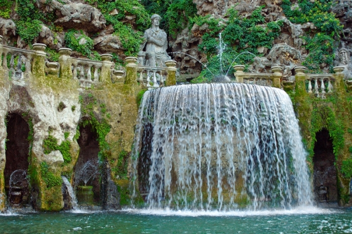 Oval Fountain, Tivoli, Italy Oval Fountain, Tivoli, Italy
