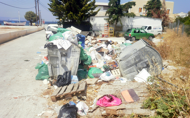 Λόφους έχουν δημιουργήσει τα σκουπίδια στην Τρίπολη