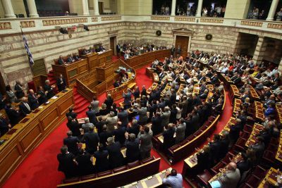 Σκηνές απείρου κάλλους στη Βουλή ενόψει της κρίσιμης ψηφοφορίας