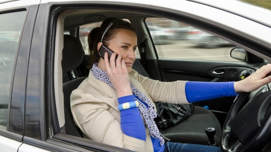 Οι δικαιολογίες των οδηγών που μιλούν στο κινητό