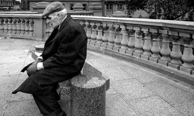 Ηλικιωμένοι άντρες αντιμέτωποι με τη μοναξιά