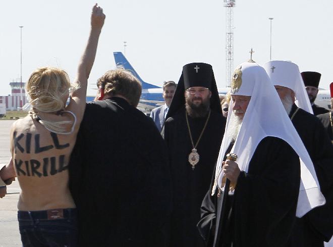 Τόπλες ακτιβίστρια μπροστά στον Πατριάρχη Μόσχας!